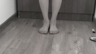 Hairy pussy MILF smoking and pissing in nylon pantyhose.