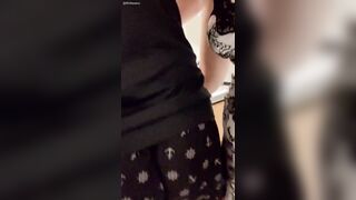 【人妻個人撮影】キッチンにいる旦那のおちんちんを触ったりおっぱいを擦ってイタズラ(素人/新婚夫婦/巨乳/日本人/Japanese/amateur/real couple/big tits/asian)