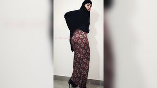 Shy fully covered Tunisian girl twerking and flashing her naked ass with shining ass hole ????