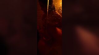 HERMANASTRAS SE QUEDAN SOLAS EN CASA, SE BAÑAN JUNTAS Y SE PONEN CALIENTES