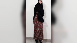 Twerking Arab Horny Slut Masturbates both Holes قحبة مغربية في السعودية