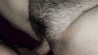 Me despierta a las 3:00 AM para follarme y se viene