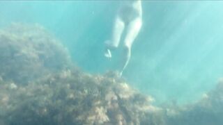 Caught a mermaid masturbating, watching her holes underwater at sea