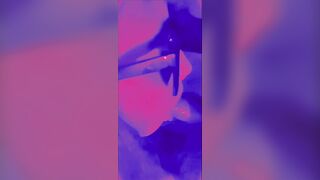 LECHE EN SU CARA HERMOSA EN FIESTA FAMILIAR (REAL)