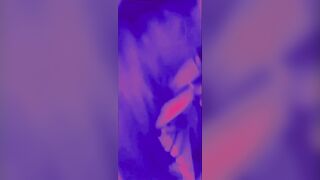 LECHE EN SU CARA HERMOSA EN FIESTA FAMILIAR (REAL)