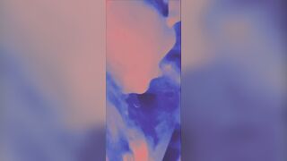 LECHE EN SU CARA HERMOSA EN FIESTA FAMILIAR (REAL)