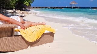 Blondy on beach show her ass