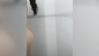 Watashi wa kōfun shita mamamusuko no tame ni shawā o abite onanī shimasu