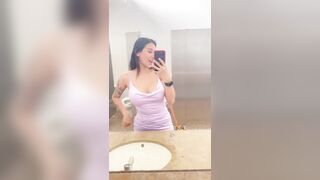 Chica colombiana de 23 años se masturba en el centro comercial de colombia ???????? ( JENIFERPLAY )