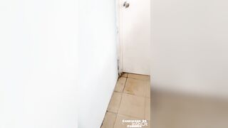 Contrato fontanero para que arregle el baño y termino abriéndome el culo. este señor es muy atrevido