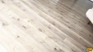 Девушка из службы доставки соблазнила милашку и они трахнулись на кровати