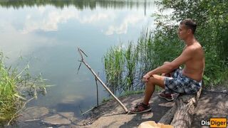 Соблазнила женатого рыбака и трахнулась с ним на озере