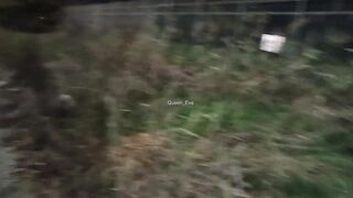 DOGGING AMATORIALE - MOGLIE TROIA SI MASTURBA IN PUBBLICO DAVANTI DUE GUARDONI