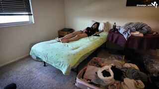 毎朝の日課オナニー。一人旅行中の寂しさから、おまんこに刺激を加えて気を紛らわす。(素人、日本人、個人撮影)