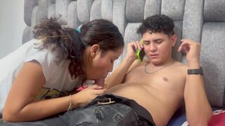 Entro al cuarto de mi hermanastra mientras se esta cambiando y la follo y me corro en ella.