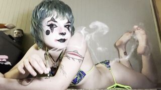420 Clown Smokes In The Pose