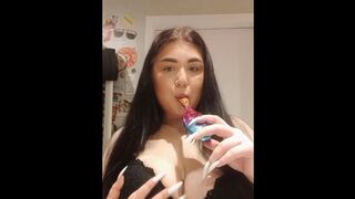 Sexy college girl doing the suck it with a hairbrush ????????