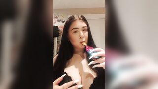Sexy college girl doing the suck it with a hairbrush ????????