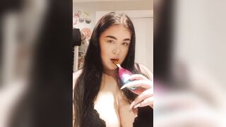 Sexy college girl doing the suck it with a hairbrush ????????