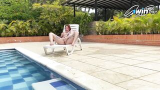 CHICO VOYEUR ME GRABA MIENTRAS ME MASTURBO EN LA PISCINA Y LE DOY MI COÑO A CAMBIO DE NO ACUSARME