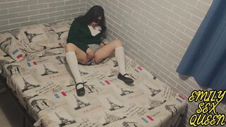 colegiala caliente masturbandose despues de la escuela - Emily Sex Queen