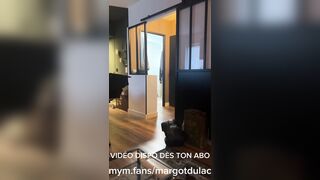 Il veut que je le suce pendant que je prends ma douche !