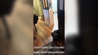 Il veut que je le suce pendant que je prends ma douche !