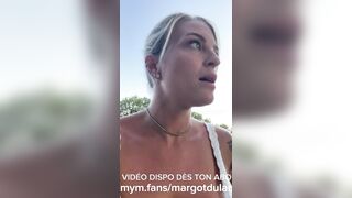 Je me caresse dans le hamac du jardin