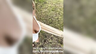 Je me caresse dans le hamac du jardin