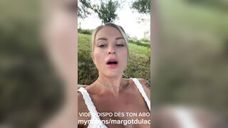 Je me caresse dans le hamac du jardin