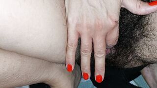 Une femme amateur met ses doigts dans sa chatte. Chatte brune sexy, gros seins, gros cul