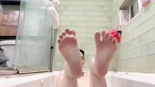 Hairy Bath Pussy Play