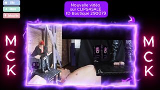 Je piétine les couilles de mon Joy en cuissardes en cuir