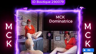 Je me fais jouir au vibro pendant que mon soumis me lèche les pieds et jouit dessus