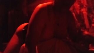 Decidimos buscar un cuartito para coger en medio de una fiesta