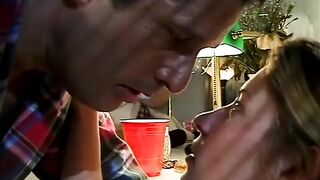 La bruna scopa di nascosto facendosi riempire le tette di sperma