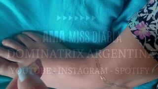 Poniéndome tatuaje dorado