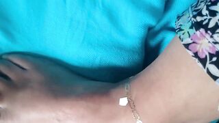 Poniéndome tatuaje dorado