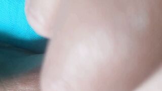 Poniéndome tatuaje dorado