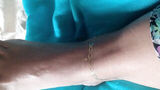 Poniéndome tatuaje dorado