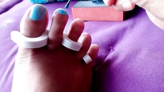 Pintandome las uñas de los pies