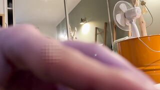 Je baise la sœur de mon ami et éjacule sur son cul après l'avoir surprise sous la douche pendant le