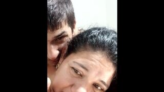 Una esposa encantadora llena de leche