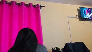 Latina con un hermoso culo redondo se sienta en mi verga y la chupa