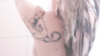 Natural blonde shows off armpits in shower