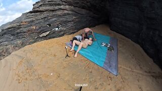 A esta rubia le encanta follar mirando el