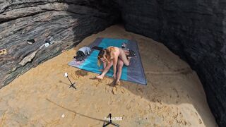 A esta rubia le encanta follar mirando el