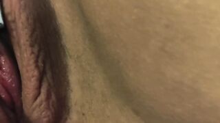 le plaisir d'une petite chienne avec une roulette