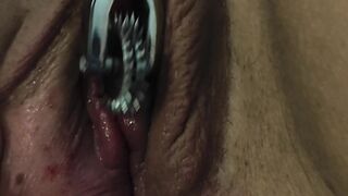 le plaisir d'une petite chienne avec une roulette