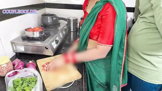 I’m कोमल की पहली सुहागरात के दूसरे दिन ही देवर ने भाभी के पीछे किचेन में खिचड़ी पक्का ने लगा